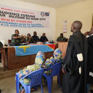 80 personnes dont des militaires des FARDC, des policiers et des civils sont jugés pour diverses infractions sexuelles commises à Beni et Butembo, Province du Nord-Kivu, RDC. Mars 2020